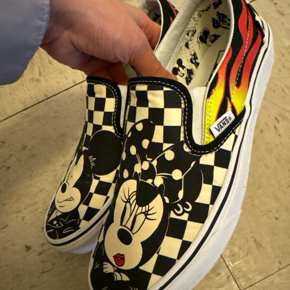 Vans Disney Mickey Minnie Classic Slip-on Black & White Men Size 7.0 Women 8.5 - Picture 2 of 7